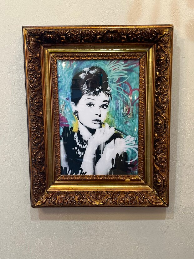 Audrey Hepburn in Prunkrahmen