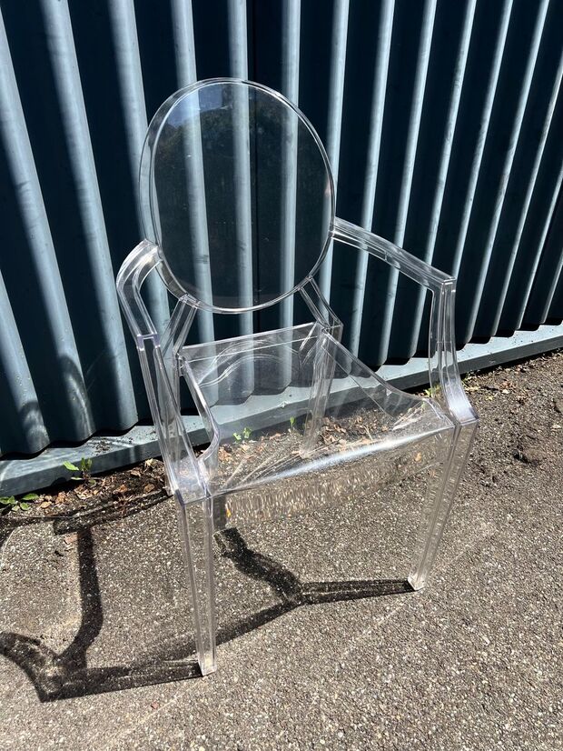 Louis Ghost-Stühle im Design von Philippe Starck für KARTELL