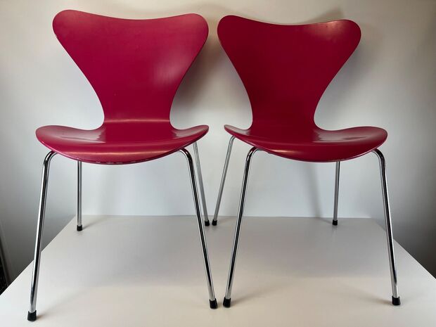 2 FRITZ HANSEN Series 7 Stühle. Design by Arne Jacobsen...