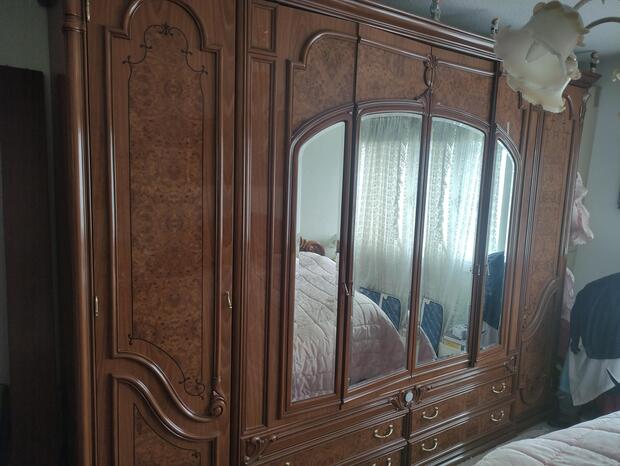 Schlafzimmer aus lackiertem Holz
