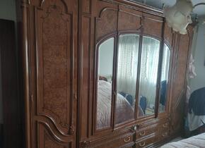 Schlafzimmer aus lackiertem Holz