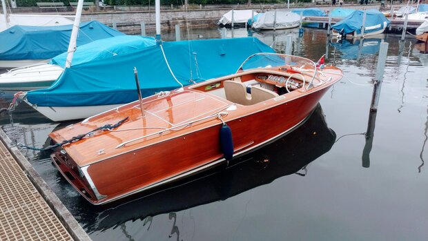 Oldtimer Runabout-Boot im Hafen Enge sucht einen neuen Mitbesitzer!