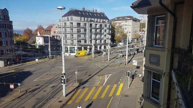 Zwei WG Zimmer ab September in schöner Altbauwohnung am Schaffhauserplatz zu vergeben