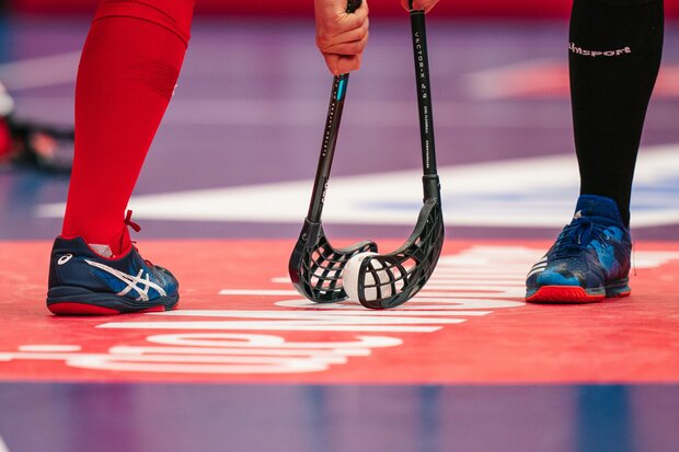 Unihockey in der Saalsporthalle.