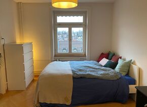 Helles WG-Zimmer in schöner, renovierter Altbauwohnung...