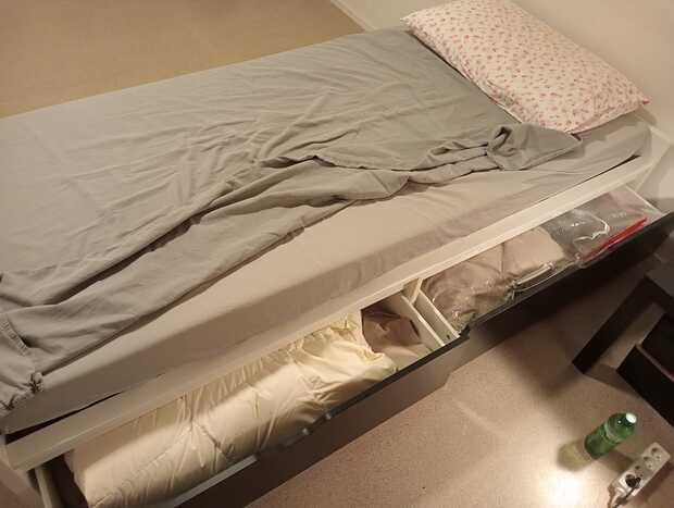 Single bed with mattress