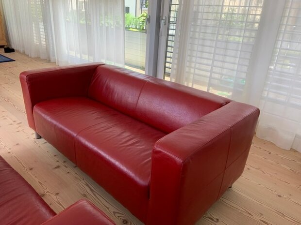 2 rote Klippan-Sofas gratis abzugeben!