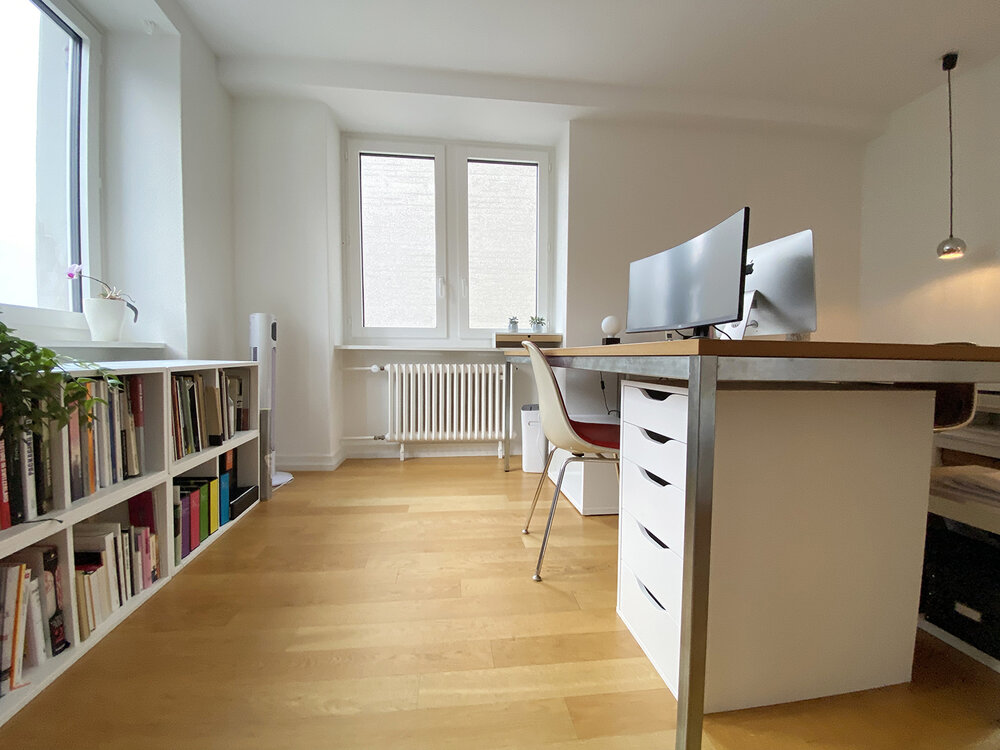 MÖBLIERTER BÜROPLATZ MIT ZUSÄTZLICHER SITZUNGSZONE IN...