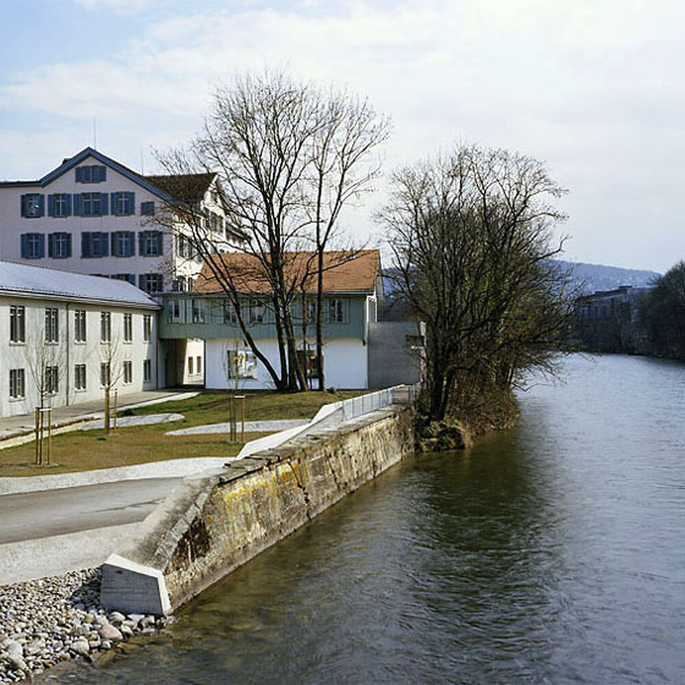 Arbeiten in der Fabrik am Wasser