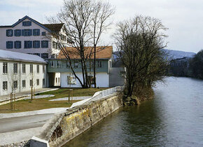 Arbeiten in der Fabrik am Wasser