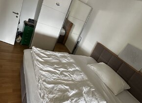 Möbliertes WG-Zimmer mit eigenem WC/Bad