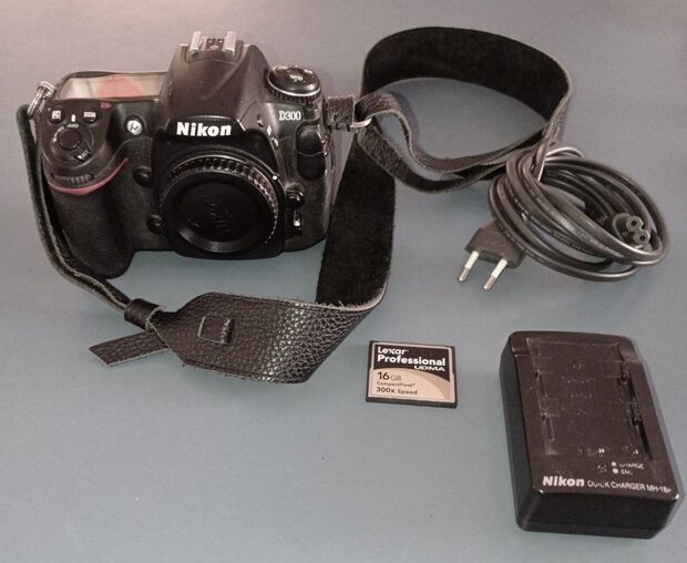 Nikon D300 Body 
Nikkor DX SWM VR ED HRI unendl. - 1.4m...