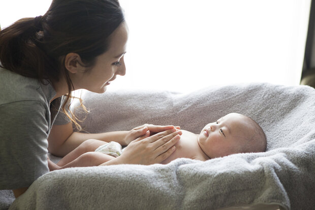 Babymassage lernen - Respektvolle Berührung von Anfang an