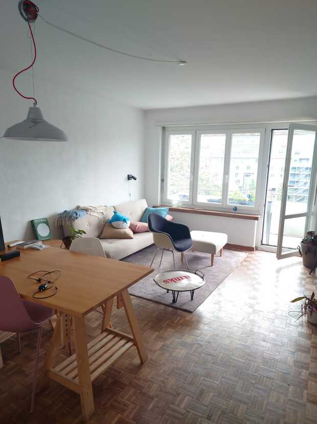 WG-Zimmer bis 1. Februar 2025 zu vermieten. Mit Sonnenbalkon und Blick auf die Limmat. 900.-