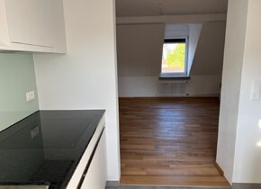 Frisch sanierte 2.5-Zimmerwohnung im Kreis 4, 4. Stock.