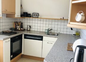 Stilvolles und helles Zimmer in 3,5-Zimmer-Altbauwohnung...