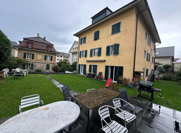 Schöne 4 Zimmerwohnung im Hochparterre, privater Zugang zu eigenem Garten. Ab 1.11.