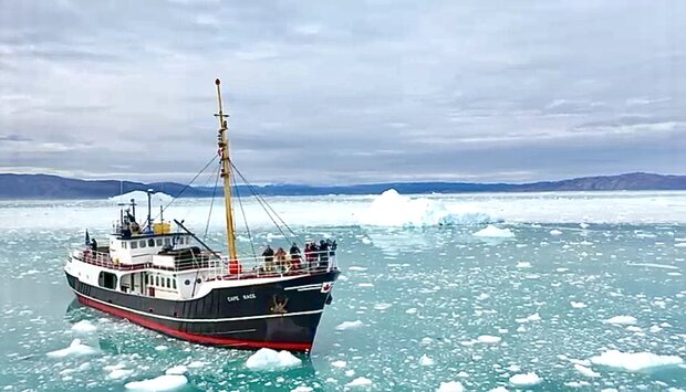 Vom kleinen Schiff aus die spektakuläre Natur des...