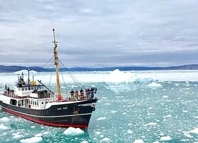 Vom kleinen Schiff aus die spektakuläre Natur des...