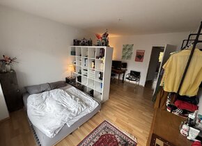 Helles WG-Zimmer in einer 5.5 Zimmer Wohnung im Herzen...