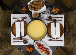 Pop Up Fondue Châlet "Helvti-Chäschtli"