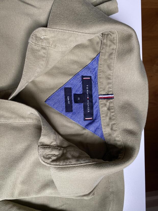 Neuwertiges Tommy Hilfiger Slim Fit, Grösse M, Farbe Olivgrün-Khaki