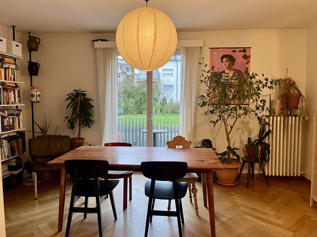 WG Zimmer in 2er WG. Helle Altbauwohnung (3.5 Zimmer zum teilen) ab 1.Dezember.