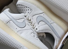 Legendärer NIKEWMNS AIR FORCE 1 '07 'STARRY...