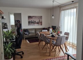 Moderne 2.5 Zimmer-Wohnung mit grossem Sitzplatz ab...