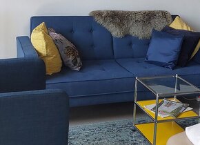 Blaues Stoffsofa mit Schlaffunktion