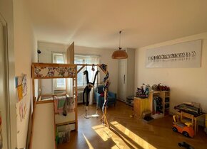 Sonnige und grosse möblierte 3-Zimmer Altbauwohnung zur...