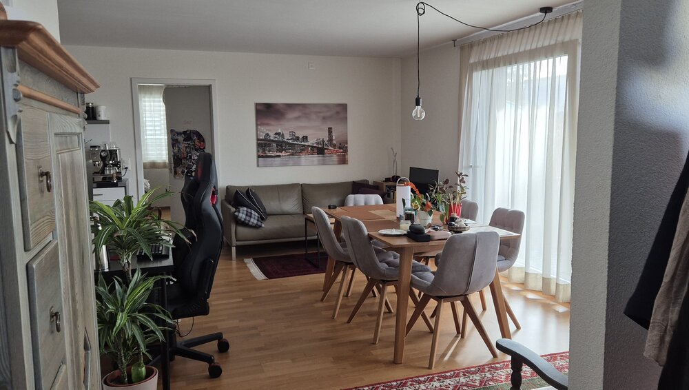 Moderne 2.5 Zimmer-Wohnung mit grossem Sitzplatz ab...