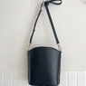 new in - oval bag black - mit zipper, innetaschen und Canvasfutter. 2 verschiedene Straps. www.ateliersr.ch/small-bags